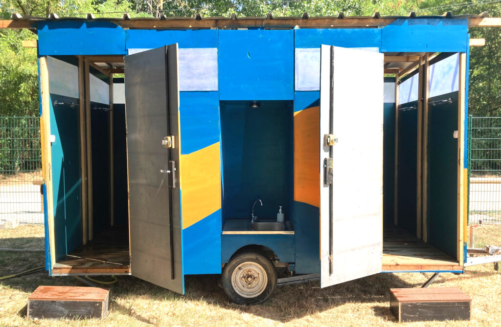 Louez des toilettes sèches, urinoirs, douches, et service complet de sanitaires pour tout évènement public, privé, professionnel et institutionnel La Cacahuète Sèche location et vente de toilettes sèches en Drôme 26, Ardèche 07, Auvergne Rhône Alpes et Sud-Est