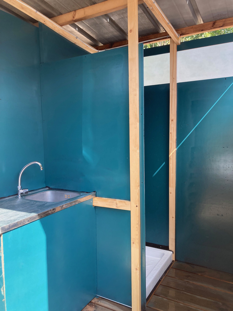 Louez des toilettes sèches, urinoirs, douches, et service complet de sanitaires pour tout évènement public, privé, professionnel et institutionnel La Cacahuète Sèche location et vente de toilettes sèches en Drôme 26, Ardèche 07, Auvergne Rhône Alpes et Sud-Est